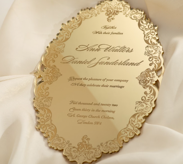 Glamor dengan hiasan emas dan ukiran mewah